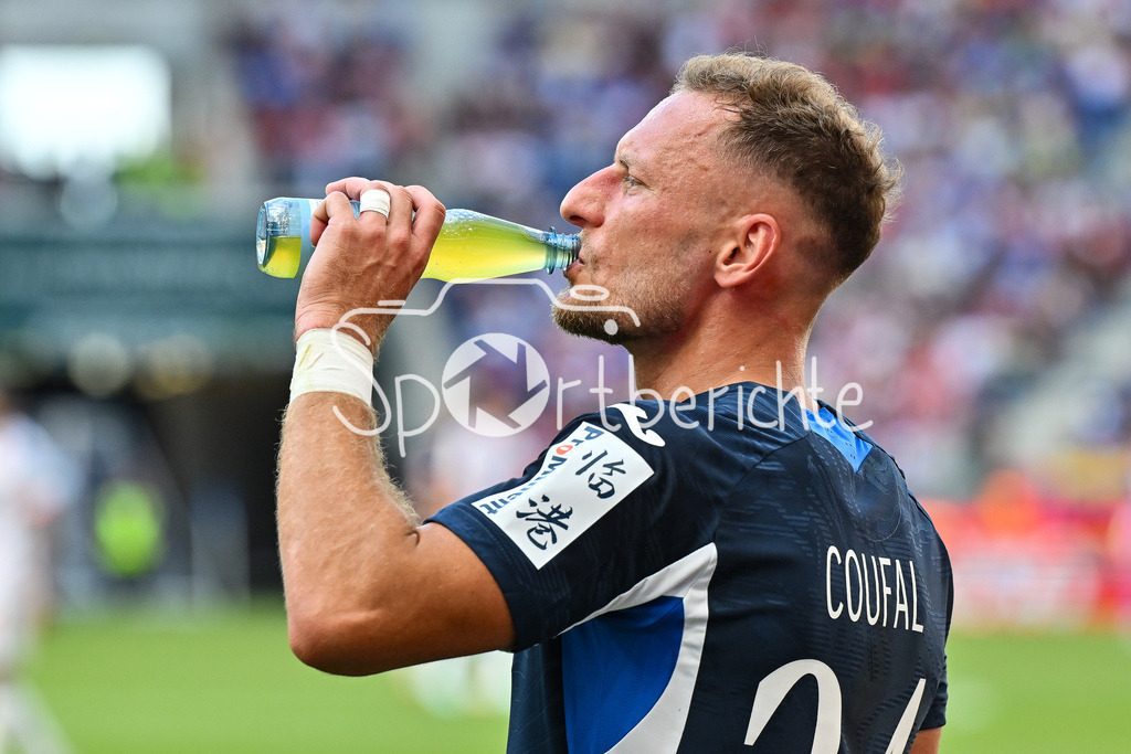 TSG 1899 Hoffenheim - FC Bayern München | im Bild Vladimir COUFAL (TSG Hoffenheim 34) nimmt einen Schluck aus einer Flasche / Einzelfoto / Freisteller / Bundesliga: TSG 1899 Hoffenheim - FC Bayern München; PreZero-Arena am 20.09.2025 / DFL REGULATIONS PROHIBIT ANY USE OF PHOTOGRAPHS AS IMAGE SEQUENCES AND/OR QUASI-VIDEO