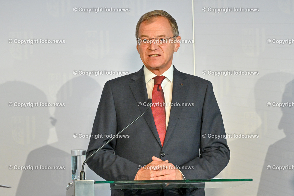 Pressekonferenz_ Land Ooe_  Oesterreichs erstes KI-Zertifizierungszentrum startet in Ooe_ 27.07.2023-7 | 27.07.2023, OK Mediendeck Linz, AUT, Pressekonferenz Stelzer,Achleitner,Haas,Manz - Oesterreichs erstes KI-Zertifizierungszentrum startet in Ooe, TUEV Austria und Software Competence Center Hagenberg eroeffnen gemeinsamen KI-Test- und Qualifizierungshub, im Bild LH Thomas Stelzer (VP)