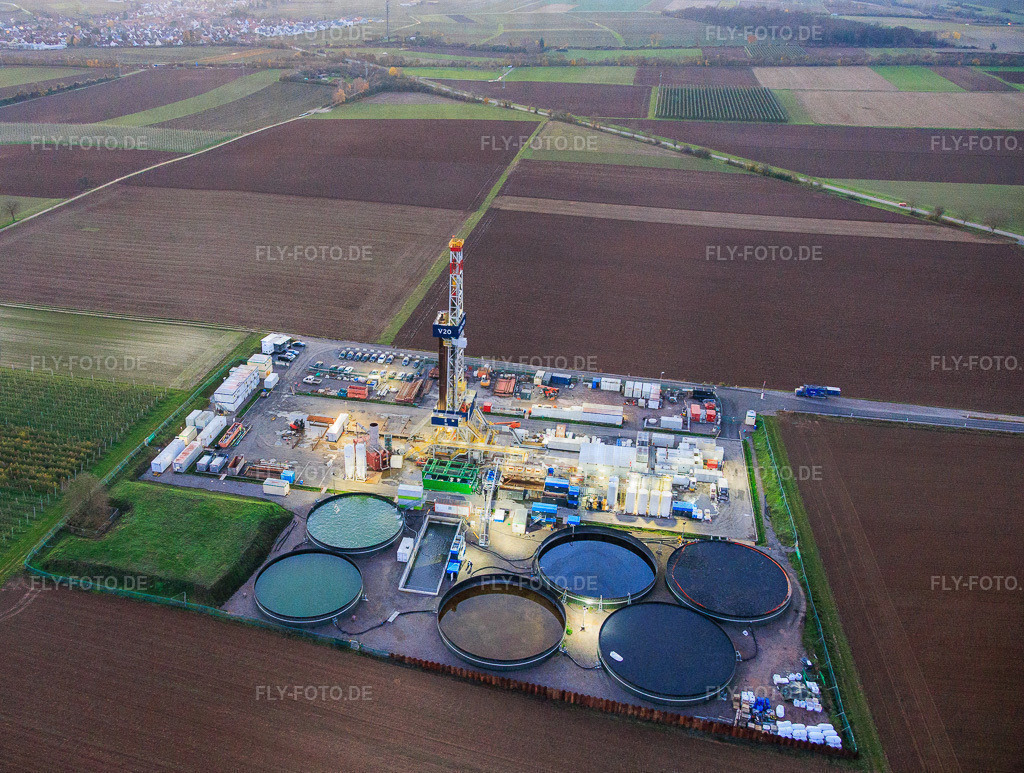 Tiefenbohrplatz V20 von Vulcan Energy im Abendlicht am Schleidberg zur Förderung von Geothermie und Lithium https://v-er.eu/de/ | Luftbild: Tiefenbohrplatz V20 von Vulcan Energy im Abendlicht am Schleidberg zur Förderung von Geothermie und Lithium https://v-er.eu/de/ in Insheim im Bundesland Rheinland-Pfalz in Deutschland. Foto: IMG_151513.jpg vom 18.11.2025 durch Werner Riehm/FLY-FOTO.de - Realisiert mit Pictrs.com