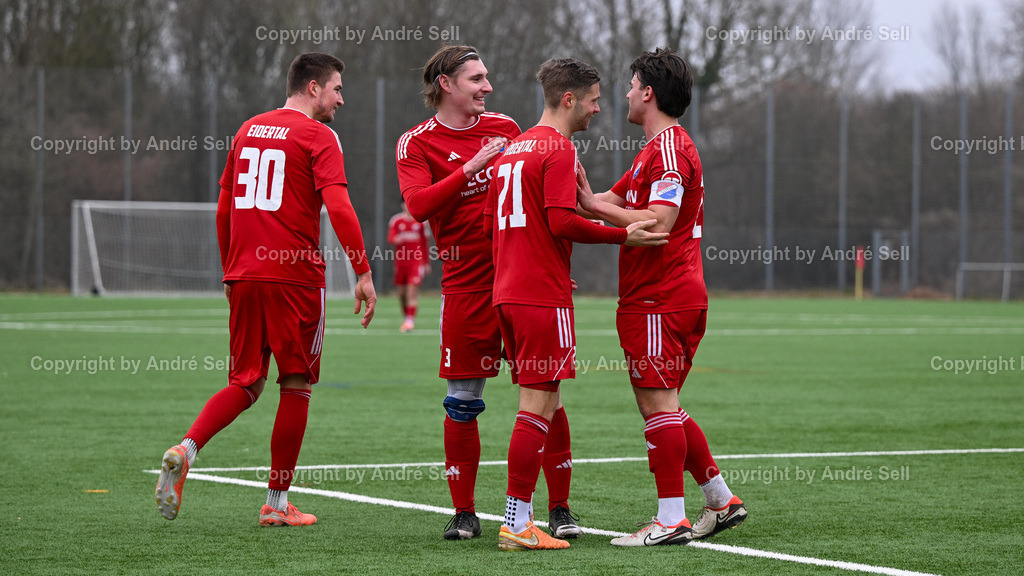 TSV Kronshagen vs. SpVg. Eidertal Molfsee | Jubel bei Torschütze Louis Schütt (Molfsee #21) über das 0-1 / Fußball-Landesliga Schleswig Männer 2025/2026 / TSV Kronshagen vs. SpVg. Eidertal Molfsee / Kunstrasenplatz (Platz 5) / Kronshagen / 21.03.26 - Realisiert mit Pictrs.com