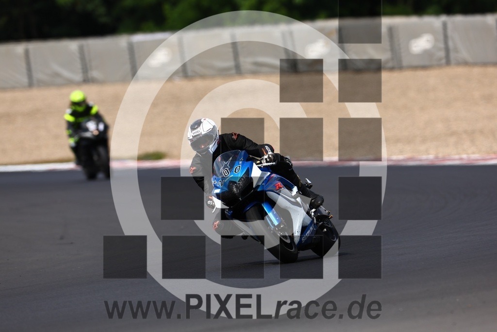 0200-20240724_02101 | Schöne Erinnerungen an spannende Momente - das festzuhalten ist unser Job. PIXELrace.de ist seit 2003 auf den Rennstrecken Europas unterwegs um die Action draußen beim Fahren und die wunderbare Stimmung imm Fahrerlager für euch einzufangen.