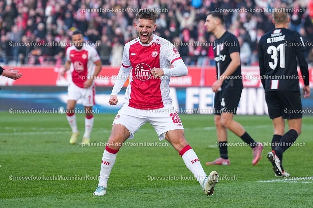 xYDRx24012601068 | 24.01.2026, xydrx, Fußball, 3.Liga, Rot-Weiss Essen - TSV Havelse, Saison 2025 2026, Stadion an der Hafenstraße: Torjubel nach dem Tor zum 4:1 für Rot-Weiss Essen durch Torschütze Torben Muesel (Rot-Weiss Essen #26)     DFB regulations prohibit any use of photographs as image sequences and or quasi-video. Photo: xYannisxDreimannxPressefotoKochx