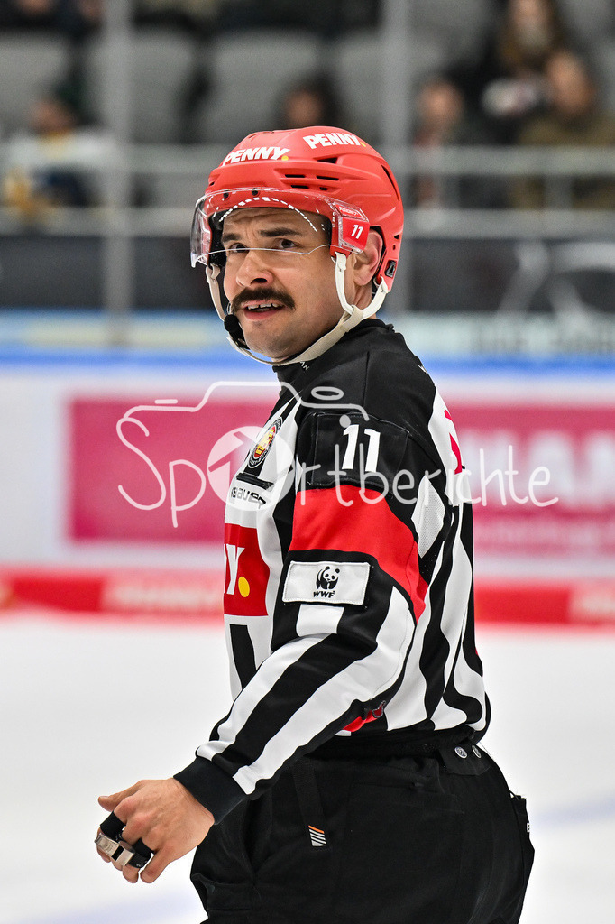 Augsburger Panther - Nürnberg Ice Tigers | AUGSBURG, GERMANY - 28. NOVEMBER: im Bild Hauptschiedsrichter Sirko HUNNIUS beim Ligaspiel zwischen den Augsburger Panthern und den Nürnberg Ice Tigers am 23. Spieltag der Penny DEL im Curt Frenzel Stadion