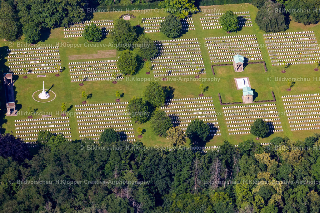 Luftbild Kamp-Lintfort-4788 | Luftbildfotografie Grabreihen auf dem Gelände des Friedhofes " Britischer Ehrenfriedhof " mit dem Denkmal " Rheinberg War Cemetery " an der Straße Am Englischen Friedhof im Ortsteil Niersenbruch in Kamp-Lintfort im Ruhrgebiet im Bundesland Nordrhein-Westfalen, Deutschland - Realisiert mit Pictrs.com