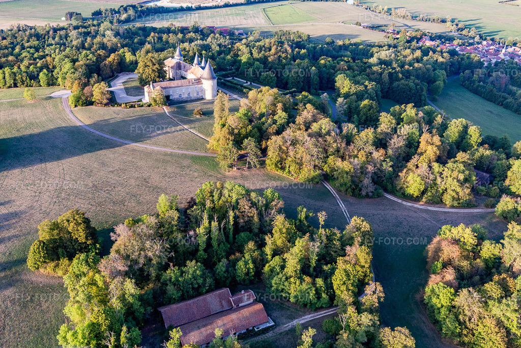 Aerial view: Chateau de Bourlémont in Frebécourt in the state Vosges, France. – Photo: IMG_118315.jpg taken on 09/15/2019 by Werner Riehm/FLY-FOTO.com – Resolution of the original: 5120 x 3413 px