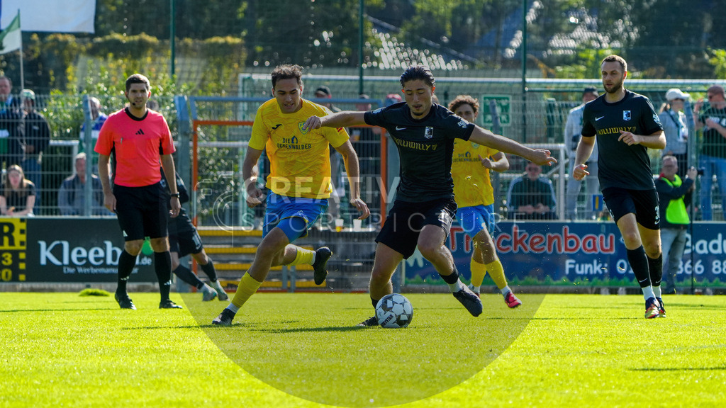 Fußball, Herren, Saison 2025/2026, Regionalliga Nordost, 10. Spieltag, FSV 63 Luckenwalde vs. BSG Chemie Leipzig, Samstag 27.09.2025, Werner-Seelenbinder-Stadion Luckenwalde, | Fußball, Herren, Saison 2025/2026, Regionalliga Nordost, 10. Spieltag, FSV 63 Luckenwalde vs. BSG Chemie Leipzig, Samstag 27.09.2025, Werner-Seelenbinder-Stadion Luckenwalde, Im Bild: Simon Gollnack (l. Luckenwalde) und Valon Aliji (r. Chemie) - Realisiert mit Pictrs.com