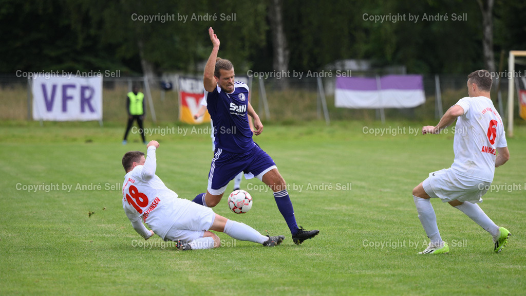 VfR Neumünster vs TSV Nordmark Satrup | Z9D_5768, 04.08.24, Fußball-Flens-Oberliga Männer 2024/2025, VfR Neumünster (lila) vs. TSV Nordmark Satrup (weiss), Kevin Schulz (VfR #18) / Finn Christiansen (Satrup #18) &amp; Sebastian Waterhues (Satrup #5) - Realisiert mit Pictrs.com