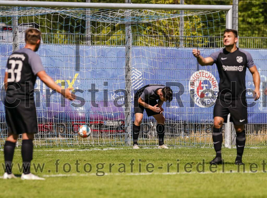 2023-08-12_124_FC_Langengeisling_gegen_ESV_Freilassing | Erding, Deutschland, 12.08.2023:
Fußball, Bezirksliga Oberbayern Ost 2023 / 2024, 4. Spieltag, FC Langengeisling gegen ESV Freilassing, Endergebnis: 2:1

Hannes Dornauer (FC Langengeisling, #33), Maximilian Maier (FC Langengeisling, #10), Andreas Buchberger (FC Langengeisling, #5)

Foto: Christian Riedel / fotografie-riedel.net