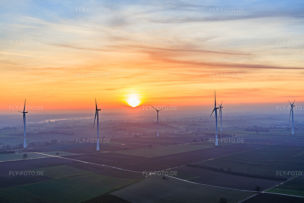 Luftbild: Sonnenuntergang beim Windpark Freckenfeld in Freckenfeld im Bundesland Rheinland-Pfalz in Deutschland. Foto: IMG_152199.jpg vom 12.12.2025 durch Werner Riehm/FLY-FOTO.de