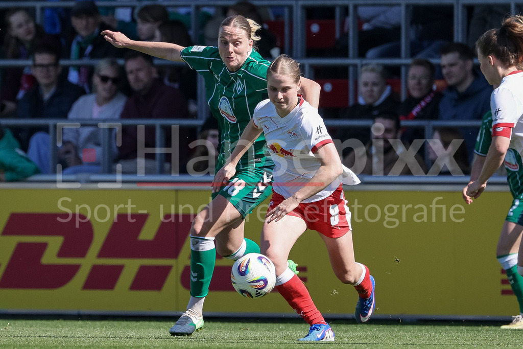 Fussball, Google Pixel Frauen-Bundesliga, RB Leipzig - SV Werder Bremen | v.li.: Lina Hausicke (SV Werder Bremen, 18) und Emilia Kjaer Asgeirsdottir (RB Leipzig, 8) im Zweikampf, Duell, Dynamik, Aktion, Action, Spielszene, DIE DFB-RICHTLINIEN UNTERSAGEN JEGLICHE NUTZUNG VON FOTOS ALS SEQUENZBILDER UND/ODER VIDEOÄHNLICHE FOTOSTRECKEN. DFB REGULATIONS PROHIBIT ANY USE OF PHOTOGRAPHS AS IMAGE SEQUENCES AND/OR QUASI-VIDEO.