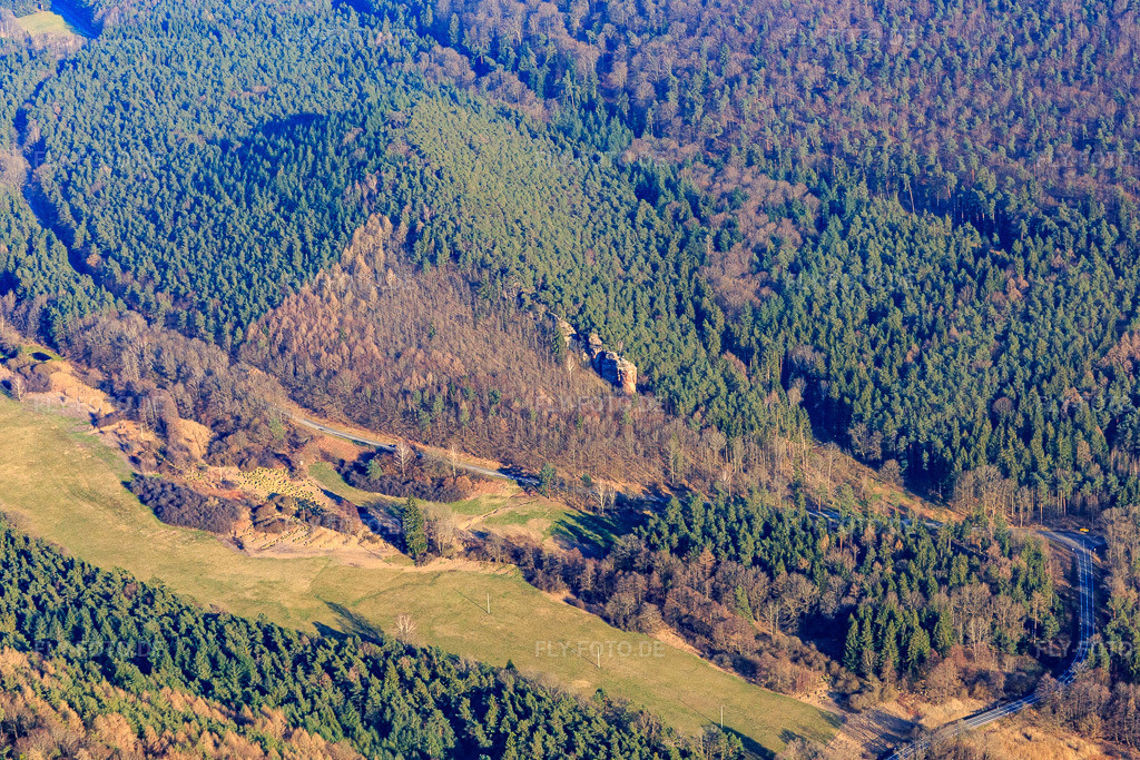 Luftbild: Felsen über dem Wiesengrund am Rumbach in Rumbach im Bundesland Rheinland-Pfalz in Deutschland. Foto: IMG_086729.jpg vom 26.03.2016 durch Werner Riehm/FLY-FOTO.de