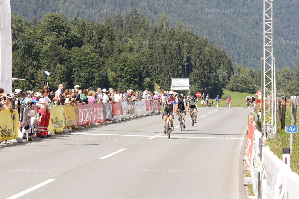 1050_20230817_Bewerb_Maenner_Muehlanger | AUT - OESTERREICH, 2023-08-16: SPORT RENNRAD-FAHREN - 55. INTERNATIONALER RADWELTPOKAL IN ST. JOHANN IN TIROL  - Vintage-Radrennen mit WM-Bronze-Medaillen-Siegerin Christina Schweinberger, den Teilnehmer und Alexander Baumann (vom Orginastions-Team) - TAG 2 BEWERB MAENNER IN SECHS GRUPPEN  ; Foto: Roland Muehlanger