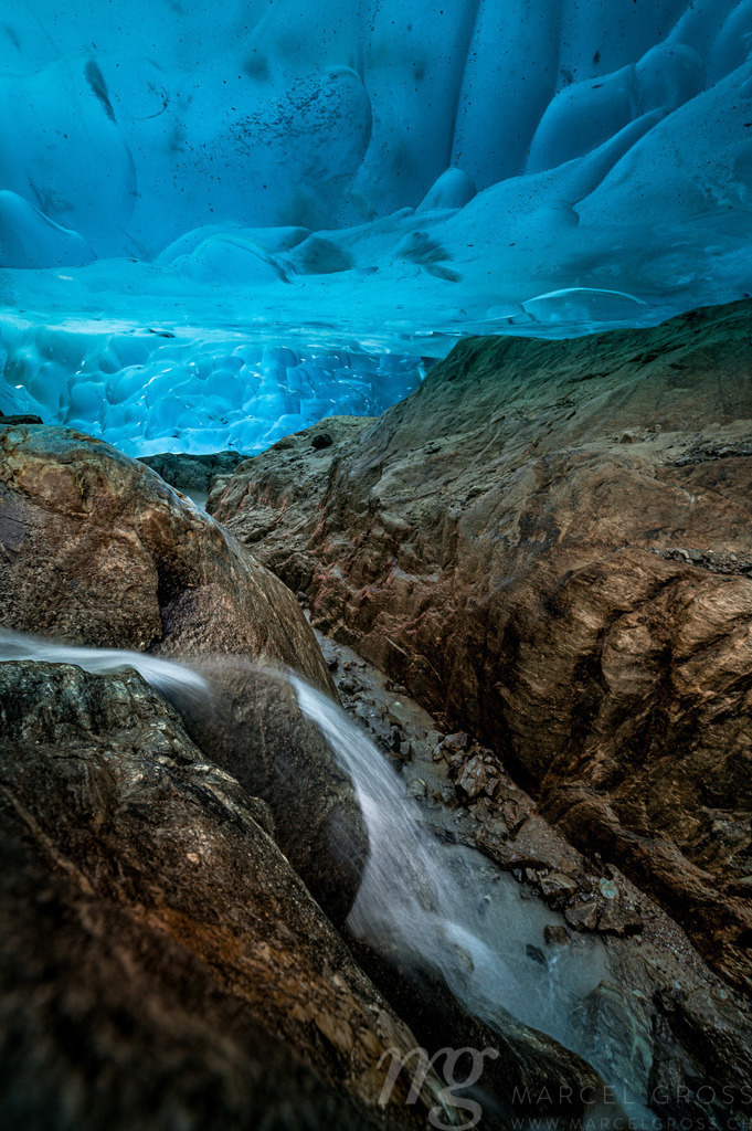 waterfall below the Aletsch Glacier in a ice cave | Die ideale Geschenkidee für Naturliebhaber. Naturbilder von Marcel Gross Photography für ihr Zuhause in den verschiedensten Formaten und Materialien. - Realisiert mit Pictrs.com