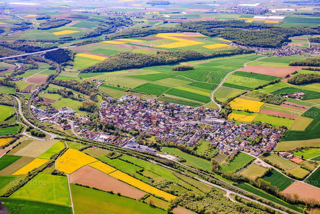 Luftbild: Ortsansicht jenseits der B26 im Ortsteil Gänheim in Arnstein im Bundesland Bayern in Deutschland.Foto: IMG_156135.jpg vom 03.05.2026 durch Werner Riehm/FLY-FOTO.deAuflösung des Originals: 6000 x 4000 px