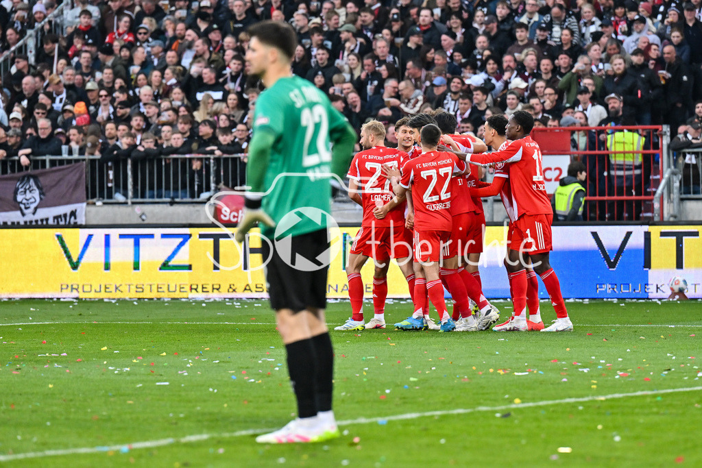 FC St. Pauli - FC Bayern München | ST. PAULI, DEUTSCHLAND - 11. APRIL: Jubel der Bayern nach dem Treffer zum 0-2 durch Leon GORETZKA (FC Bayern Munich 8) / Tor / Torschuetze / Freude / Happy während dem Bundesligamatch zwischen dem FC St. Pauli und dem FC Bayern München am 29. Spieltag im Millerntor Stadion / DFL REGULATIONS PROHIBIT ANY USE OF PHOTOGRAPHS AS IMAGE SEQUENCES AND/OR QUASI-VIDEO