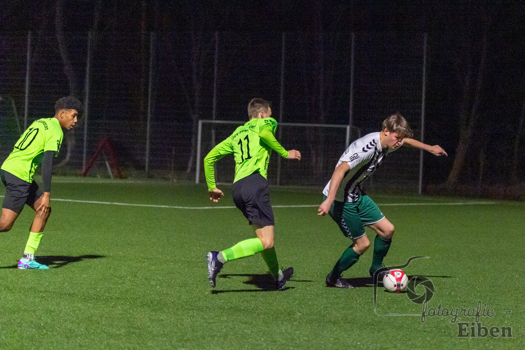 JFV Edewecht-VFL Oldenburg | A-Jugend Bezirkspokal; JFV Edewecht (grün)-VFL Oldenburg (weiß) am 27.02.2024; in Edewecht (Sportpark Göhlenweg), Photo: Philip Eiben 2024 - Realisiert mit Pictrs.com