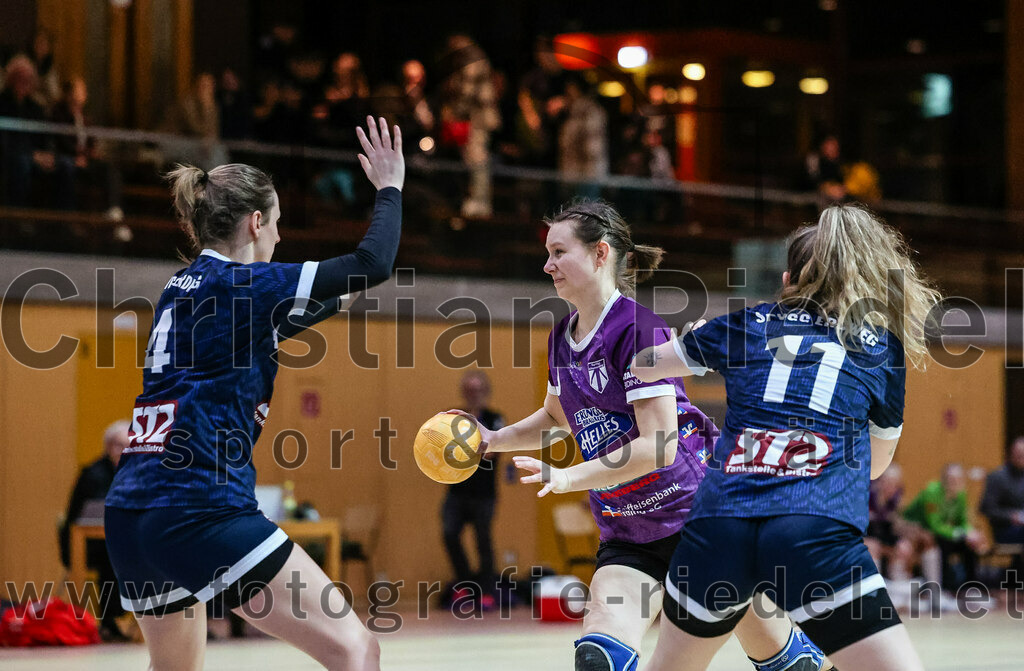 2024-02-03_016_SpVgg_Altenerding_gegen_SpVgg_Erdweg | Erding, Deutschland, 03.02.2024:
Handball, Bezirksoberliga Frauen Altbayern 2023 / 2024, 13. Spieltag, SpVgg Altenerding gegen SpVgg Erdweg, Endergebnis: 25:21

Anna-Katharina Luca (SpVgg Erdweg, #4), Julia Kranich (SpVgg Altenerding, #9), Gesine Buchner (SpVgg Erdweg, #11)

Foto: Christian Riedel / fotografie-riedel.net