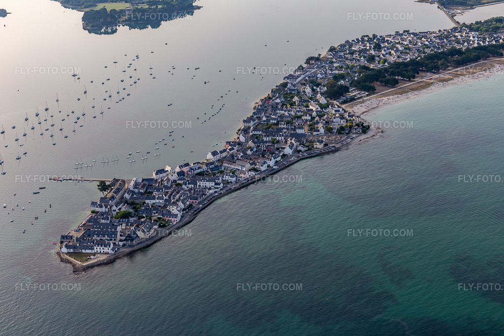 Aerial view: View of the town in Île-Tudy in the state Finistere, France. – Photo: IMG_132503.jpg taken on 06/17/2022 by Werner Riehm/FLY-FOTO.com – Resolution of the original: 5472 x 3648 px