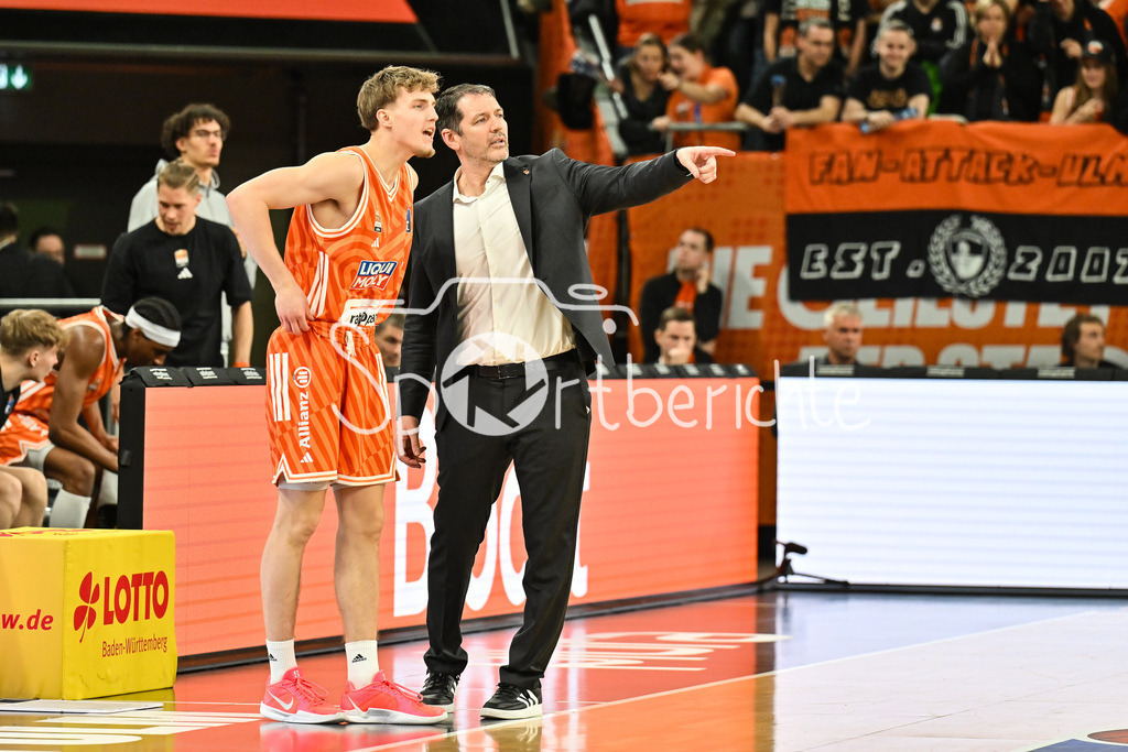 ratiopharm Ulm - Basketball Löwen Braunschweig | ULM, GERMANY - 10. JANUARY: im Gespräch Joel CWIK (ratiopharm Ulm 3) und Ty HARRELSON Trainer ratiopharm Ulm während dem Match zwischen Ratiopharm Ulm und Basketball Löwen Braunschweig am 15. Spieltag der easyCredit BBL in der Ratiopharm Arena