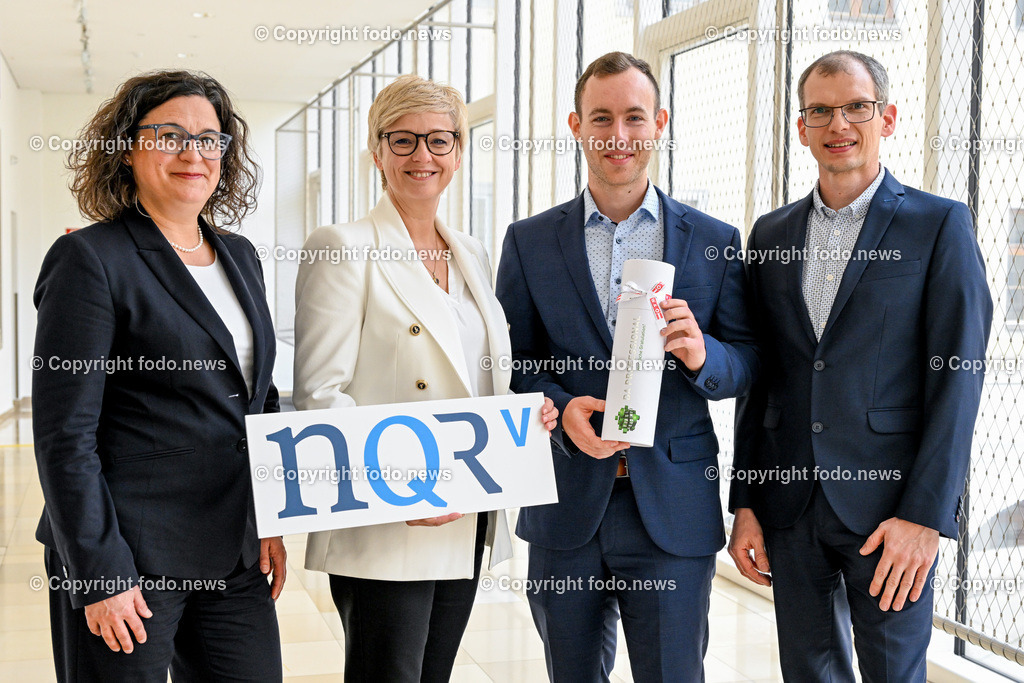 Pressekonferenz WKO Ooe_ Duale Akademie - Mehrgewinn für unsere Wirtschaft_ 26.04.2023-4 | 26.04.2023, Presseclub Linz, AUT, Pressekonferenz WKO Ooe, Duale Akademie - Mehrgewinn für unsere Wirtschaft, im Bild Bettina Huemer (Leiterin der Lehrlingsausbildung - Fronius International GmbH), Doris Hummer (Praesidentin der Wirtschaftskammer Ooe), Christoph Fleischanderl (Erster validierter Absolvent auf NQR-Stufe 5 - Fronius International GmbH), Christian Stumpfl (Teamleiter F&amp;E, Sensors & Actuators - Fronius International GmbH)
