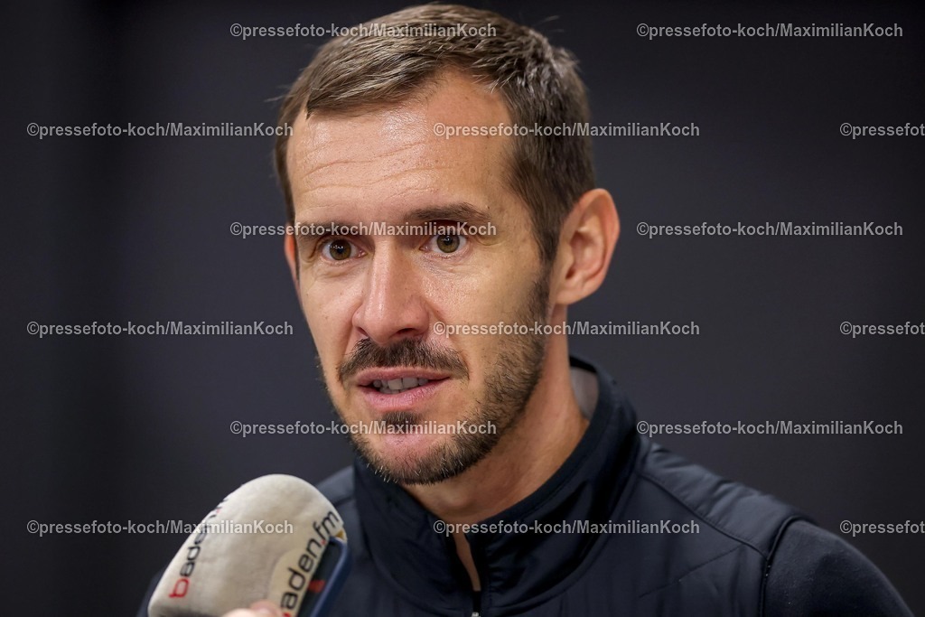 BMG05102502218 | 05.10.2025, Fußball, Borussia Mönchengladbach - SC Freiburg, 1. Fußball Bundesliga, Borussia-Park, Saison 2025 2026: Cheftrainer Julian Schuster (SC Freiburg #hc )DFB regulations prohibit any use of photographs as image sequences and or quasi-video.