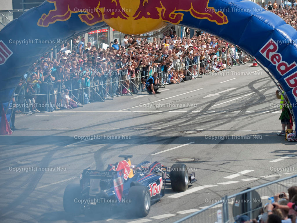 _DSC7247 | Sebastian Vettel beim spektakulären „Home Run“ in Heppenheim: Der Formel-1-Weltmeister fährt im Red-Bull-Rennwagen über die zur Rennstrecke umfunktionierte B3 in seiner Heimatstadt. Tausende Fans feiern ihren Lokalhelden.