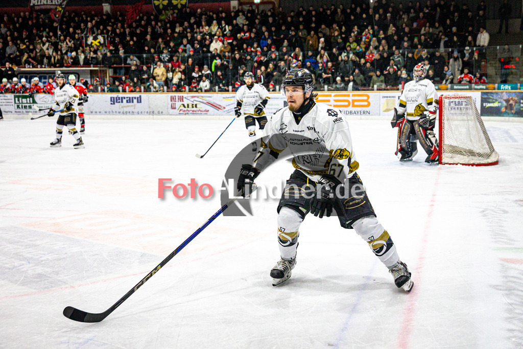TSV Peißenberg MINERS gegen EHC Königsbrunn PINGUINE | Eishockey Bayernliga Herren Playoffs Viertelfinale 2024/25 - Spiel 4 von 7, TSV Peißenberg MINERS gegen EHC Königsbrunn PINGUINE, 20250216,David FARNY (EHC 67) in Aktion, Freisteller, Zuschauer im Hintergrund,2025-02-16 in Peißenberg (Eisstadion Peißenberg)David FARNY (EHC 67)Copyright: WolfgangxLindner foto-lindner.de