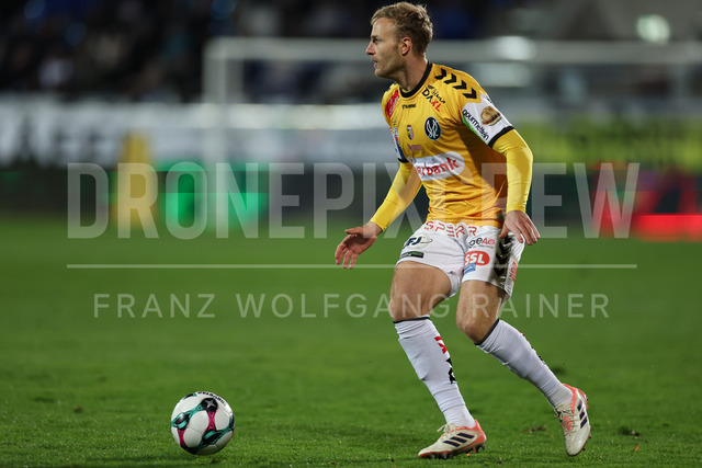 TSV Egger Glas Hartberg vs SV Oberbank Ried – Austrian Bundesliga Match | The image shows Jonathan Scherzer (Ried) with ball, at the Bundesliga match TSV Hartberg vs SV Ried at Profertil Arena Hartberg. 22.11.2025