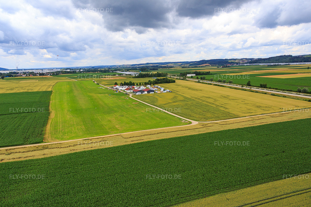 Luftbild: Landebahn des Flugplatz Dingolfing im Ortsteil Höll in Dingolfing im Bundesland Bayern in Deutschland. – Foto: IMG_090617.jpg vom 03.07.2016 durch Werner Riehm/FLY-FOTO.de – Auflösung des Originals: 5472 x 3648 px – LSV Dingolfing