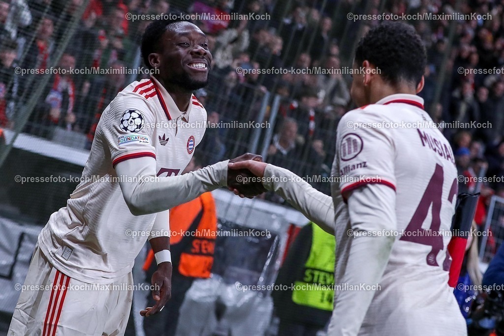 UCL11032502462 | 11.03.2025, Fußball, UEFA Champions League, Bayer 04 Leverkusen - FC Bayern München, Achtelfinale Rückspiel, BayArena, Saison 2024 2025: Torjubel nach dem 2:0 durch Torschütze Alphonso Davies (FC Bayern #19). Zusammen mit Jamal Musiala (FC Bayern #42) HandshakeDFB regulations prohibit any use of photographs as image sequences and or quasi-video.