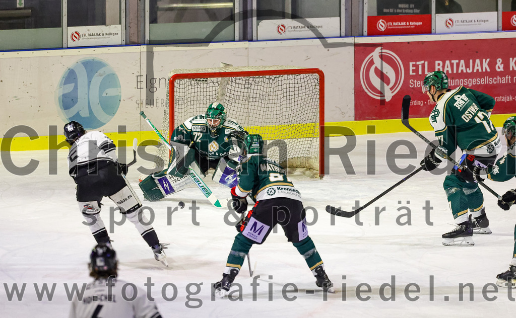 2026-01-30_042_TSV_Erding_gegen_EHF_Passau_Black_Hawks | Erding, Deutschland, 30.01.2026:Eishockey, Oberliga Süd 2025 / 2026, 42. Spieltag, TSV Erding gegen EHF Passau Black Hawks, Endergebnis: 2:6Christoph Schmidt (EHF Passau Black Hawks, #5), Torwart David Zabolotny (Erding Gladiators, #72), Thomas Matheson (Erding Gladiators, #37), Elia Ostwald (Erding Gladiators, #17)Foto: Christian Riedel / fotografie-riedel.net