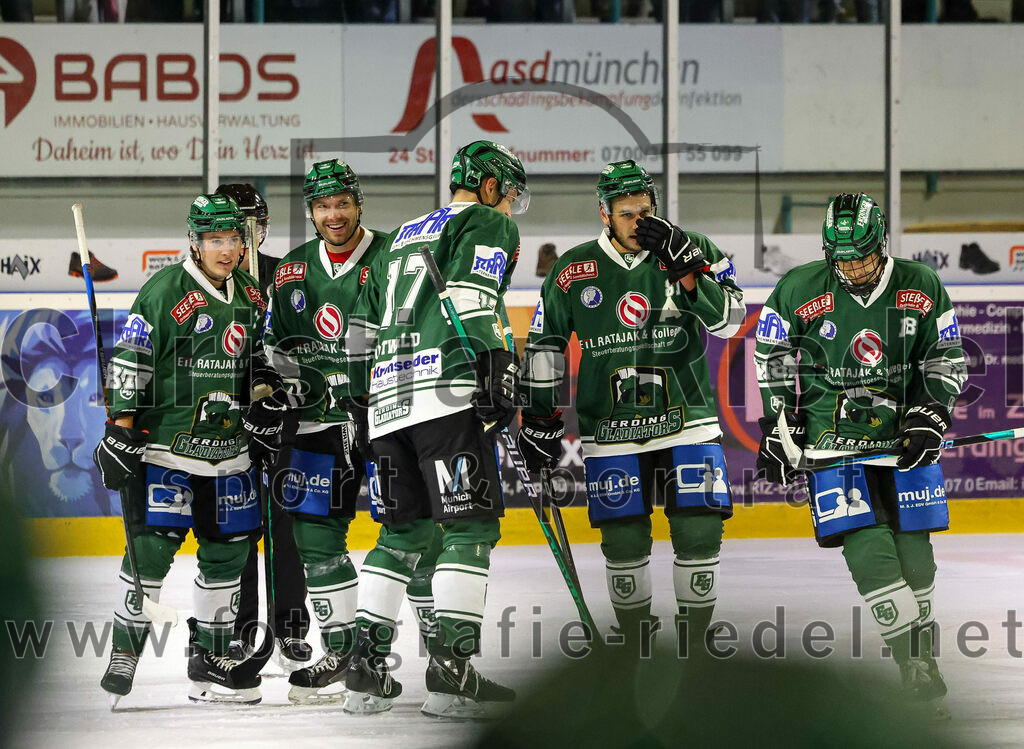 2023-11-03_012_TSV_Erding_gegen_ESC_Dorfen | Erding, Deutschland, 03.11.2023:
Eishockey, Bayernliga Vorrunde 2023 / 2024, 6. Spieltag, TSV Erding gegen ESC Dorfen, Endergebnis: 11:3

Thomas Matheson (Erding Gladiators, #37), Thomas Plihal (Erding Gladiators, #39), Elia Ostwald (Erding Gladiators, #17), Maximilian Forster (Erding Gladiators, #81), Daniel Krzizok (Erding Gladiators, #18)

Foto: Christian Riedel / fotografie-riedel.net