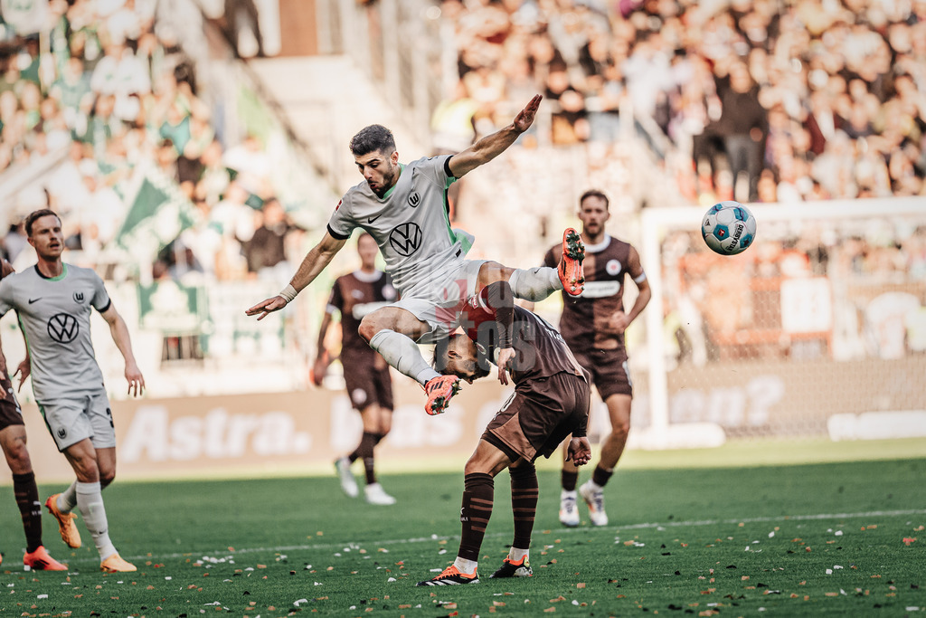 Fußball | Männer | Saison 2024/2025  | Fußball-Bundesliga | 8. Spieltag | FC St. Pauli vs. VfL Wolfsburg | 26.10.2024 | oben Konstantinos Koulierakis (#4, VfL Wolfsburg) unten Danel Sinani (#10, FC St. Pauli) beim Kampf um den Ball
