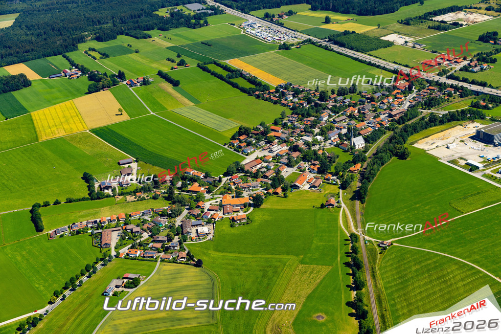 Aktuelles Luftbild von Föching Holzkirchen - Die Luftaufnahme wurde 2022 mittels UL-Flugzeug erstellt ( keine Drohne ) - hochauflösende Kamera-Systeme von  Canon -Beste Qualität - Für grossformatige Ausdrucke geeignet. Die Geschenkidee !