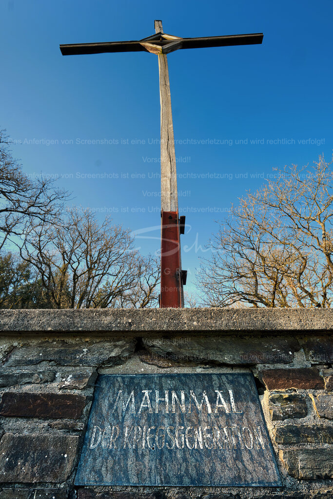 Gipfelkreuz Calmont, Mosel | So wie die Inschrift "MAHNMAL DER KRIEGSGENERATION" auf der Gedenktafel verblasst, so scheint auch die Erinnerung an die Schrecken des Krieges in den Köpfen der Politiker zu verblassen... - Realisiert mit Pictrs.com