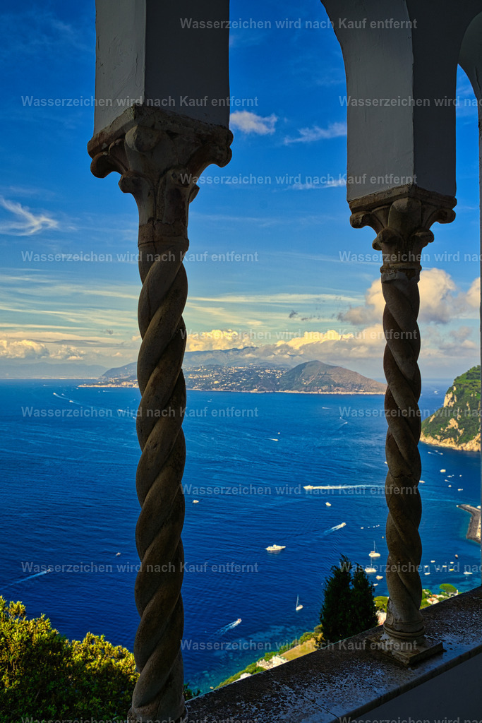 Capri - Panoramablick vom Belvedere der Villa San Michele | Capri ist eine traumhafte Insel im Golf von Neapel, bekannt für türkisblaues Meer, beeindruckende Felsklippen, mediterrane Landschaften und die berühmten Faraglioni. - Realisiert mit Pictrs.com