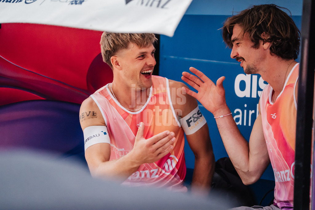 Beachvolleyball | Männer | Allianz German Beach Tour 2025 | Tourstop Bremen | 15.06.2025 | v.l. Luis Kubo und Jannik Kühlborn klatschen ein auf der Spielerbank