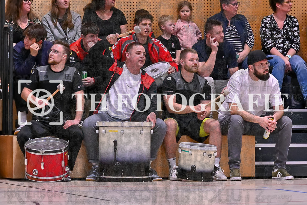 GER, SG Maulburg/Steinen - HB Kinzigtal, Handball, Suedbadenliga, 22. Spieltag, Saison 2023/2024, 27.04.2024 | Fans der Frauen-Mannschaft mit Trommel.

GER, SG Maulburg/Steinen - HB Kinzigtal, Handball, Suedbadenliga, 22. Spieltag, Saison 2023/2024, 27.04.2024

Foto: TH Fotografie/Thomas Hess