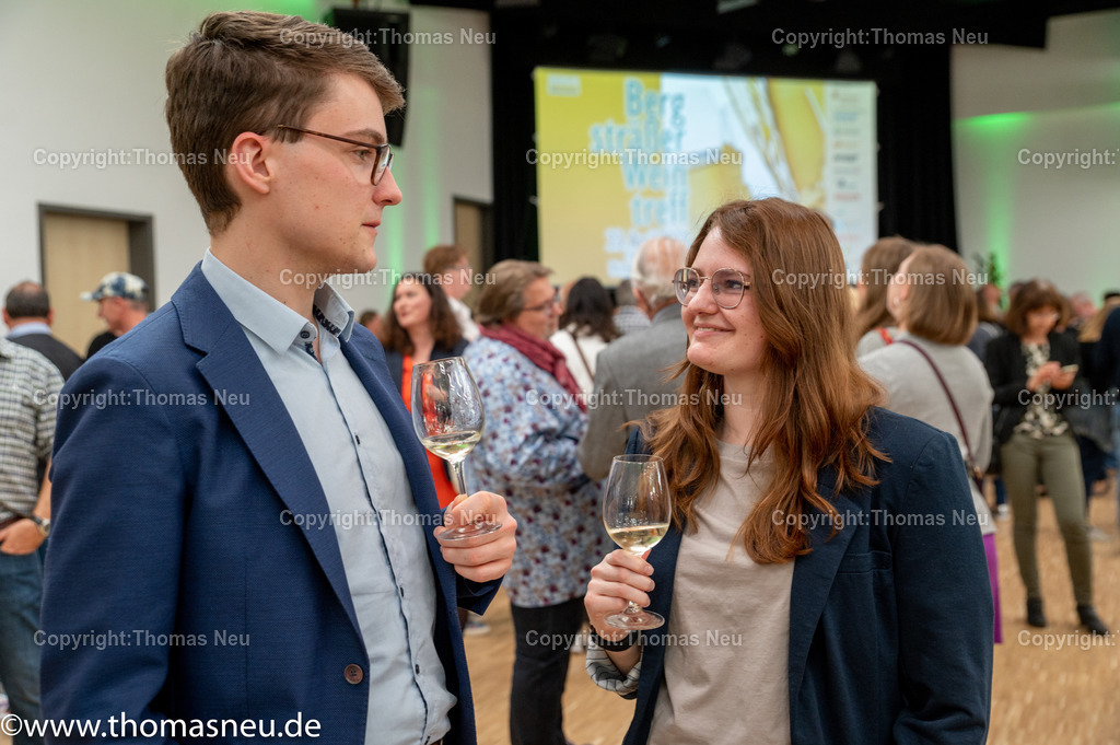 DSC_8246 | Der Bergsträßer Weintreff ist traditionell die Auftaktveranstaltung für den Bergsträßer Weinfrühling. Alljährlich April  bietet der Weintreff im Bürgerhaus Bensheim die einmalige Gelegenheit, fast 170 Bergsträßer Weine, Seccos und Sekte von 19 Weinbaubetrieben an einem Ort zu probieren. Nahezu alle Bergsträßer Betriebe sind vertreten und bieten ihre Spezialitäten an. Bild: Thomas Neu