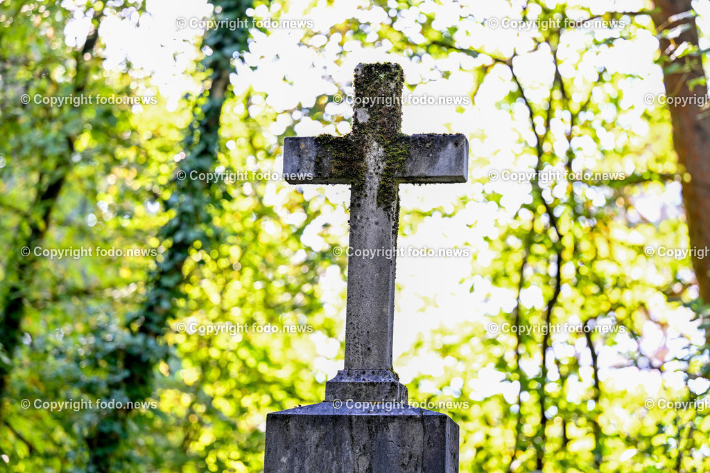 Friedhof_ Allerheiligen_ 16.10.2023-10 | 16.10.2023, Friedhof, AUT, Allerheiligen, Themenbilder im Bild Friedhof, Kreuz, Kruzifix, Jesu Christi, Allerheiligen, Engerl, Engel, Kerzen, Grab, Grablicht, Blumen, Symbolbild, Feature