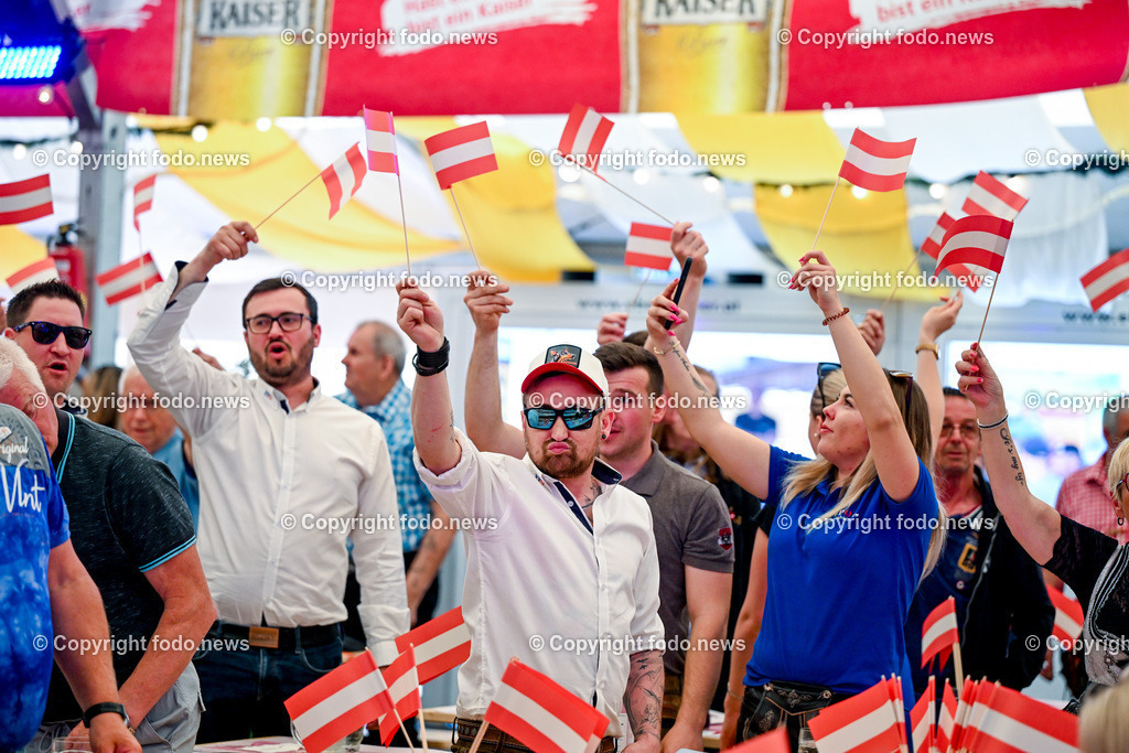 Urfahraner Jahrmarkt_ 1.Mai Kundgebung FPOE_ 01.05.2025-24 | 01.05.2025, Urfahraner Jahrmarkt, AUT, 1.Mai Kundgebung FPOE, im Bild Besucher im Bierzelt der 1.Mai Kundgebung FPOE