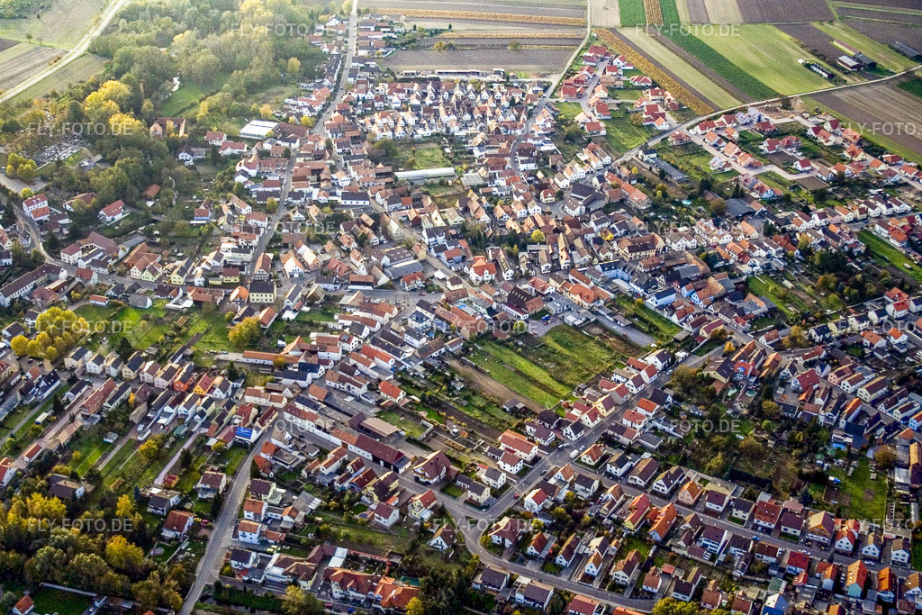 Zentrum | Luftbild: Zentrum in Hördt im Bundesland Rheinland-Pfalz in Deutschland. Foto: IMG_4590.jpg vom 10.11.2006 durch Werner Riehm/FLY-FOTO.de - Realisiert mit Pictrs.com
