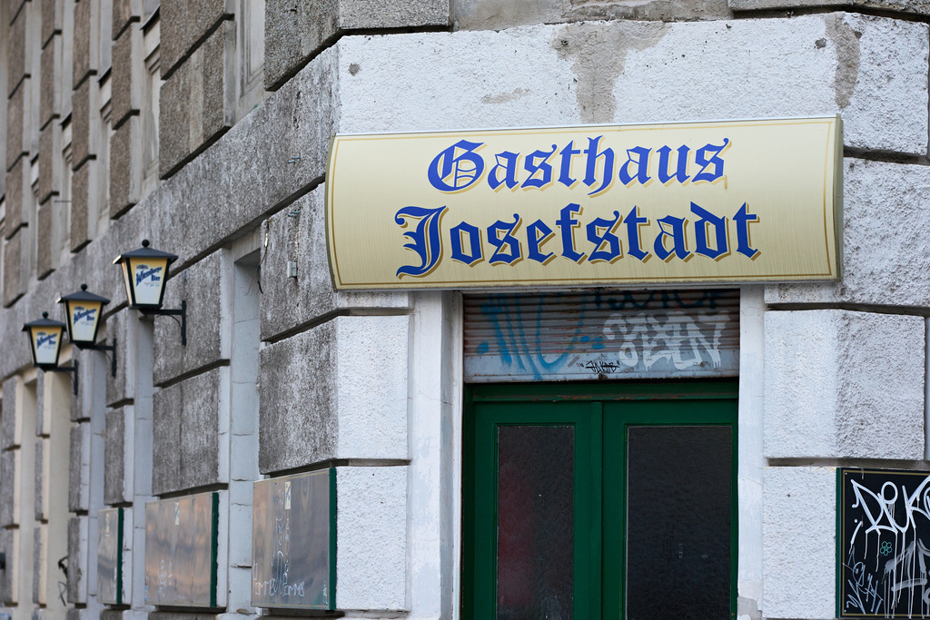 zugesperrtes Wirtshaus Josefstadt | Wien, Austria - January 29, 2024: zugesperrtes Gasthaus Josefstadt, Blick auf den Eingang mit Schild. - Realisiert mit Pictrs.com