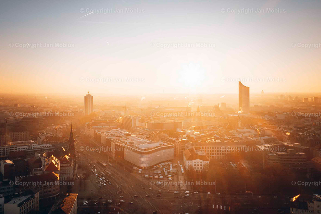 Leipzig von oben | Die Leipzig Skyline von oben ist ein echtes Highlight für Fotofans, Städtereisende und alle, die Leipzigs Kontraste zwischen Historie und Moderne schätzen – von City-Hochhäusern über Uni-Riese bis Völkerschlachtdenkmal und jede Menge Grün drumherum. - Realisiert mit Pictrs.com