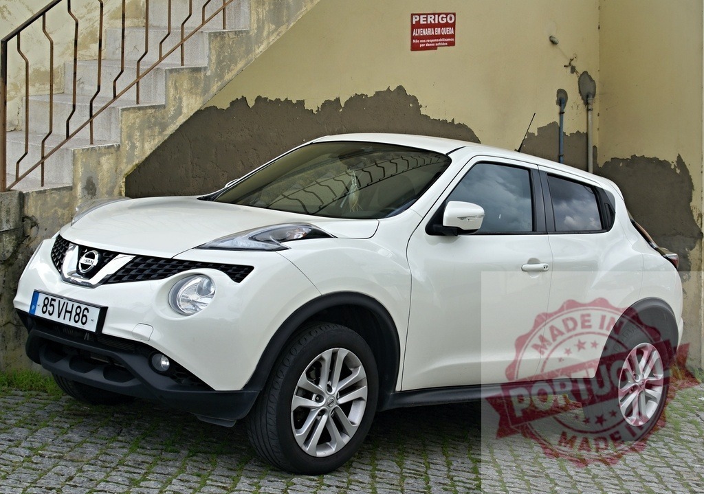 White Nissan Juke parked on cobblestone street | White Nissan Juke car parked outdoors on a cobblestone road next to a peeling wall with stairs - Realisiert mit Pictrs.com