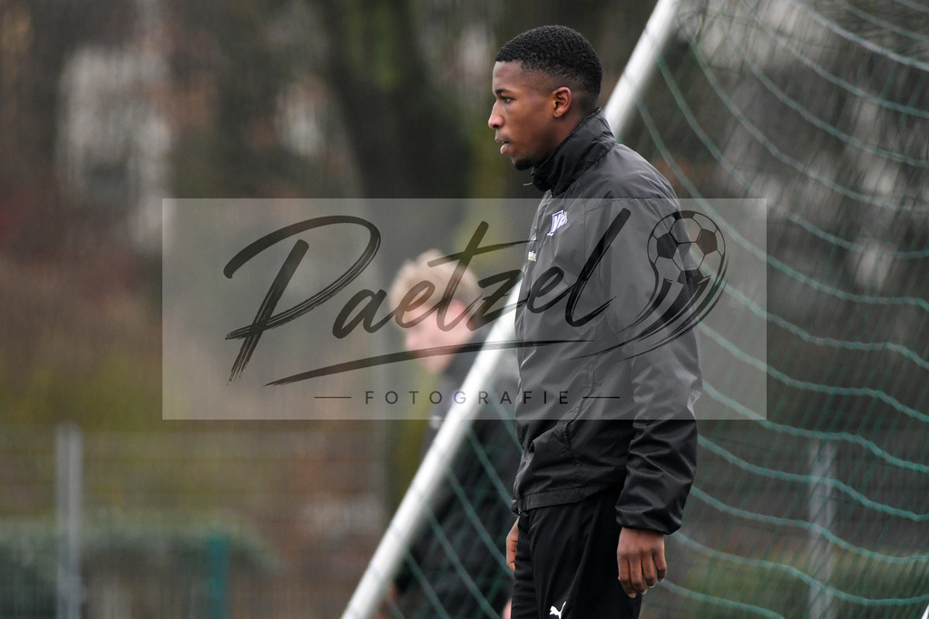 20200226_TRAOSN_0037 | Fussball, Herren: Hakim Traore (VfL Osnabrueck U19) schaut waehrend der Trainingseinheit des VfL Osnabrueck im Sportpark Illoshoehe am 26.02.2020 in Osnabrueck, Deutschland. - Realisiert mit Pictrs.com