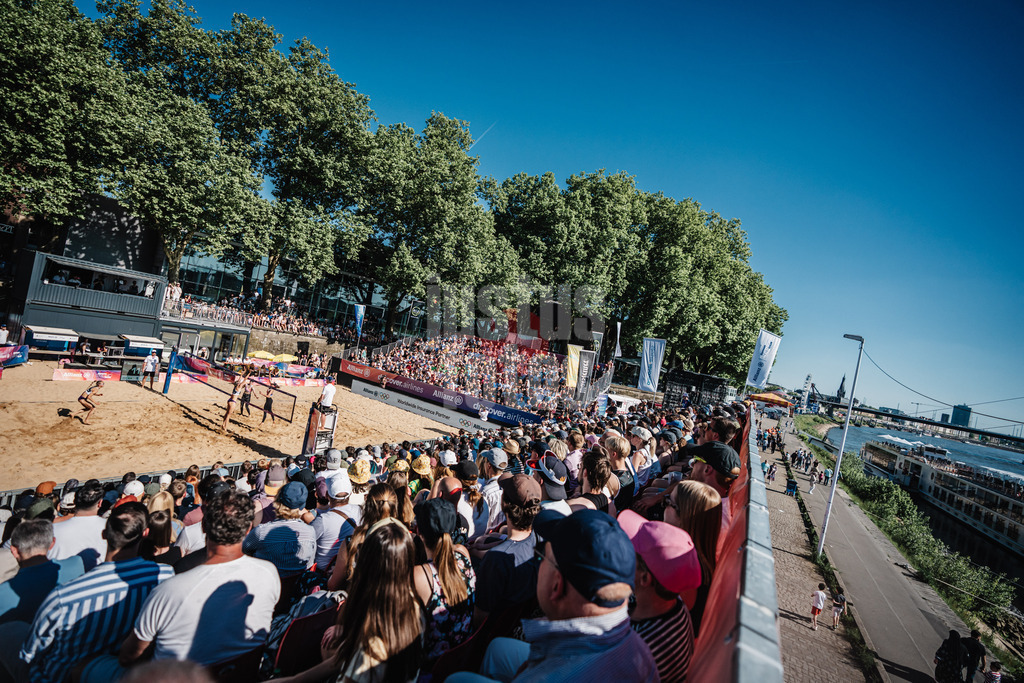 Beachvolleyball | Frauen | Allianz German Beach Tour 2025 | Tourstop Düsseldorf | 11.05.2025 | Das ausverkaufte Stadion am Rheinufer