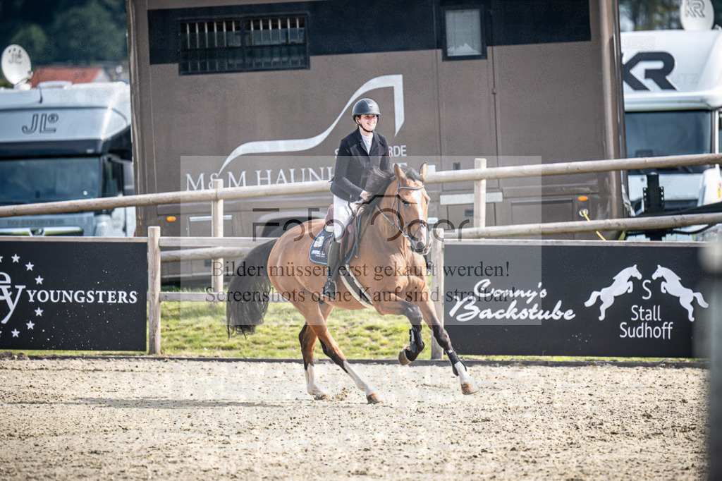 DOS_8221 | Entdecke hochwertige Reitturnierfotos von Foto Oger. Professionell, emotional und authentisch – jetzt Lieblingsmomente im Shop bestellen.Deutschlandweite Turnierfotografie. - Realisiert mit Pictrs.com