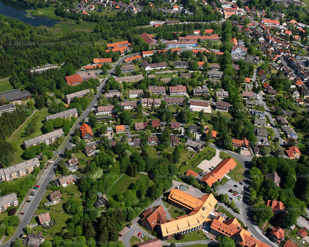 2638506 | CLAUSTHAL-ZELLERFELD 09.06.2006 Wohngebiet der Mehrfamilienhaussiedlung  in Clausthal-Zellerfeld im Bundesland Niedersachsen, Deutschland // Residential area of the multi-family house settlement  in Clausthal-Zellerfeld in the state Lower Saxony, Germany Foto: Gerhard Launer