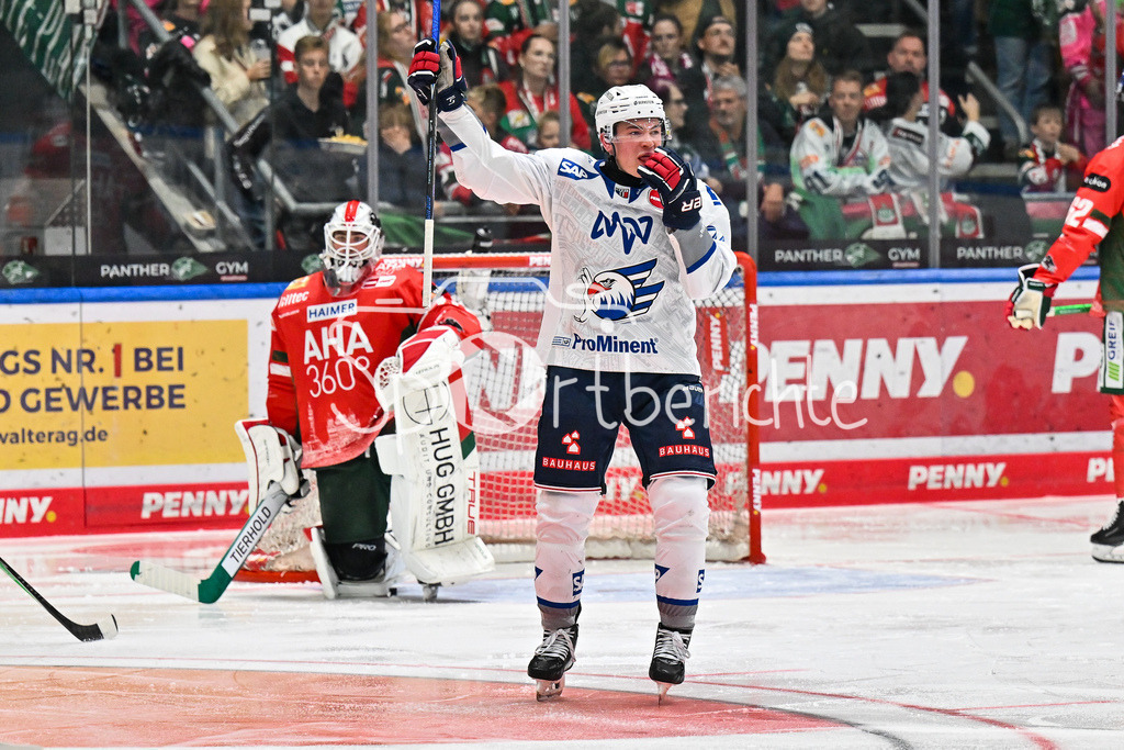Augsburger Panther - Adler Mannheim | Jubel der Adler nach dem Treffer zum 2-2 durch Nicolas MATTINEN (Adler Mannheim 52) / Tor / Torschuetze / Freude / Happy / DEL: Augsburger Panther - Adler Mannheim; Curt Frenzel Stadion am 14.09.2025